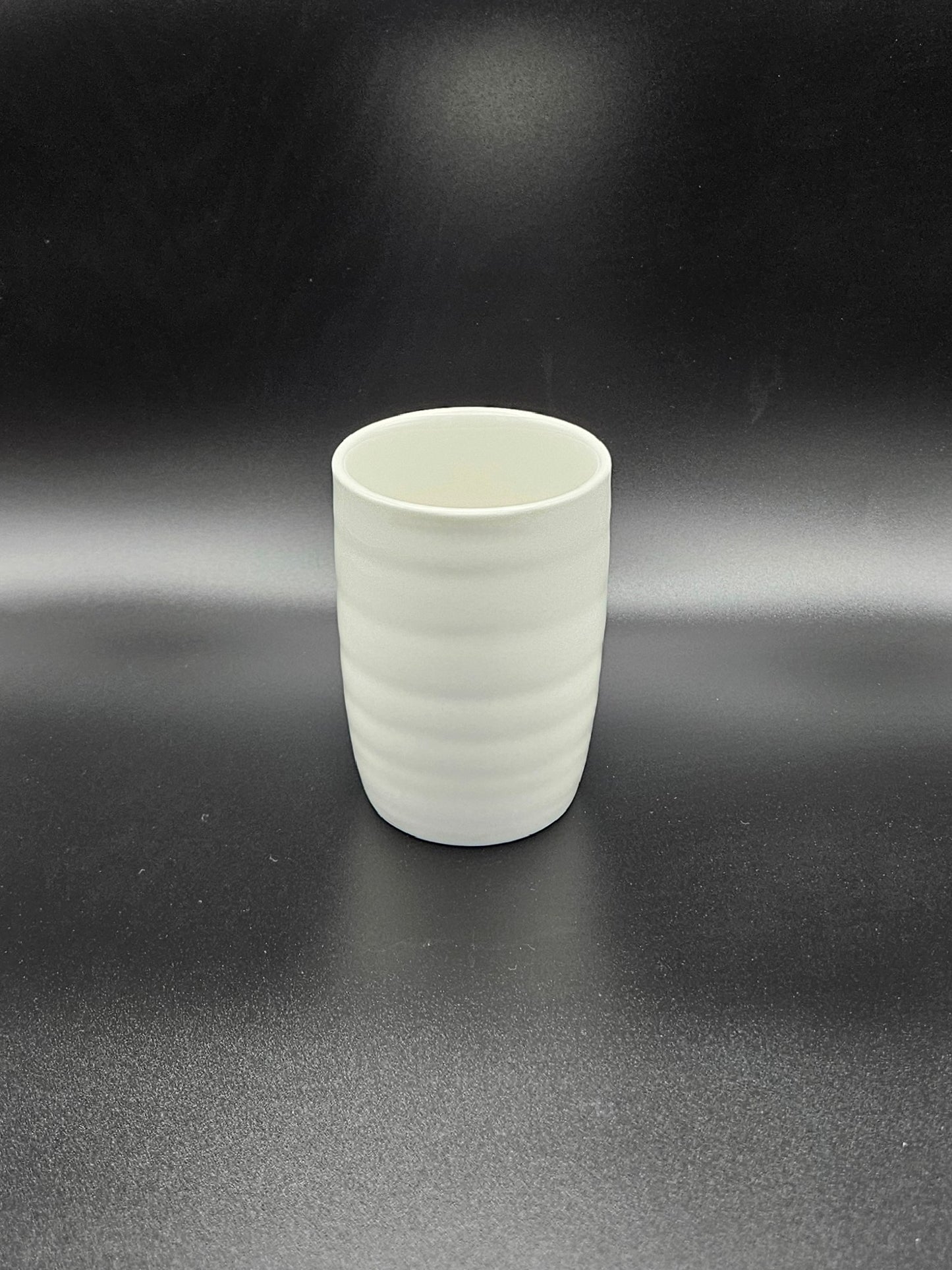 Weißer Kaffee-Becher ohne Henkel mit goldenem Herz von Zusss ☕💛 – stilvoller Genuss