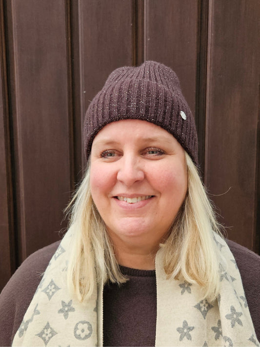 Beanie Braun mit feinem Glitzer & silbernem Emblem | Feiner Winterstrick ✨