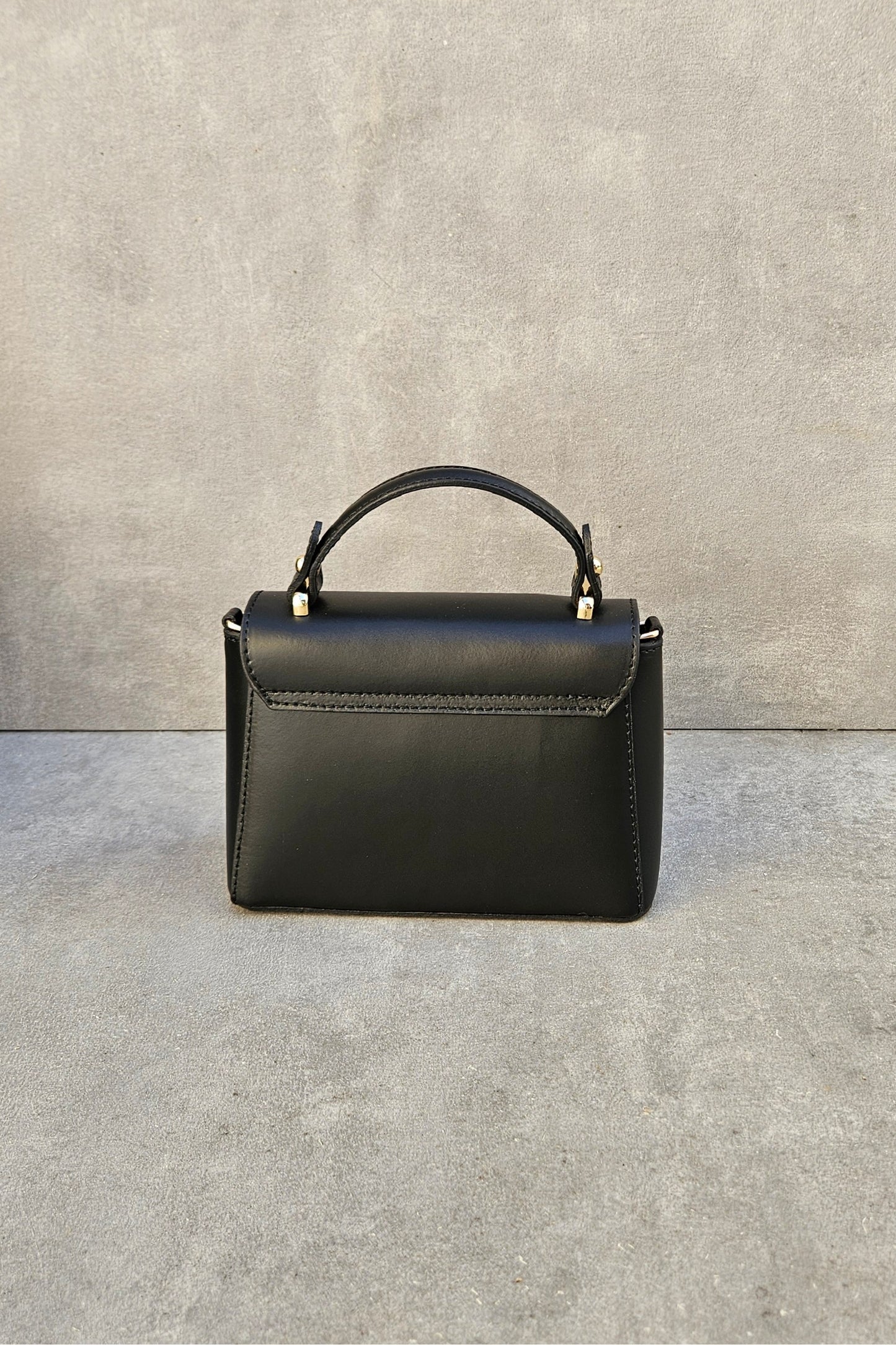Schwarze Henkeltasche aus echtem Leder – Italienisch mit goldenem Drehverschluss