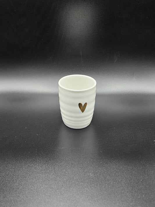 Weißer Espresso-Becher mit goldenem Herz von Zusss ☕💛 – stilvoll genießen