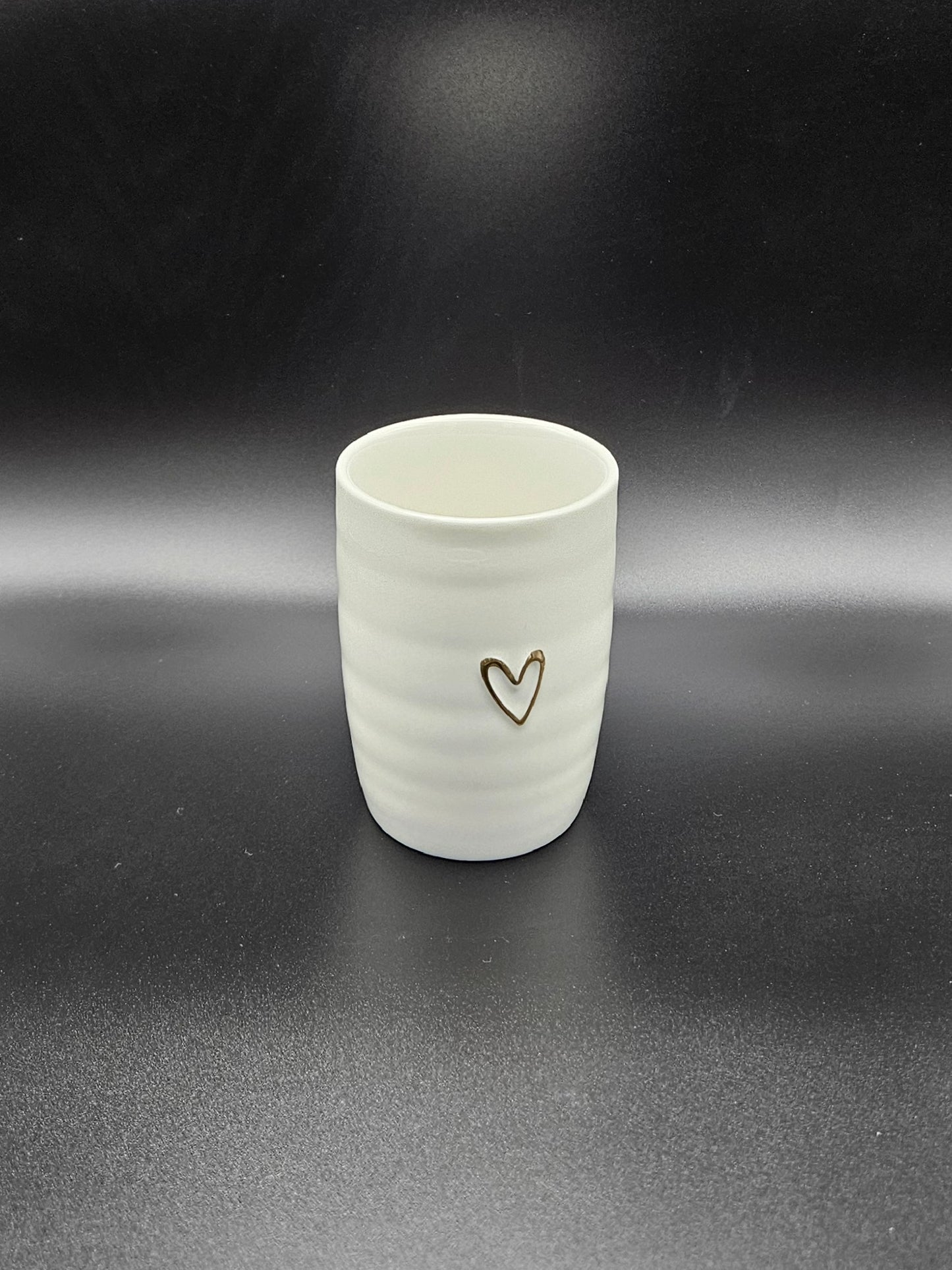 Weißer Kaffee-Becher ohne Henkel mit goldenem Herz von Zusss ☕💛 – stilvoller Genuss