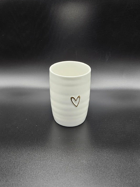Weißer Kaffee-Becher ohne Henkel mit goldenem Herz von Zusss ☕💛 – stilvoller Genuss