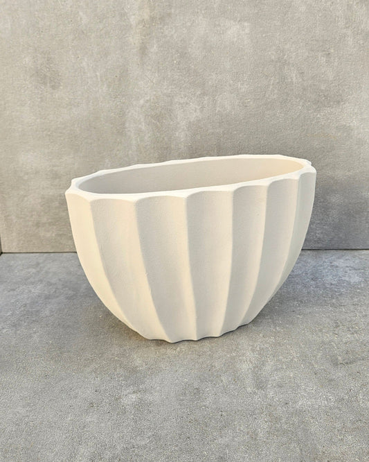 Beige Beton Vase – Boot Vase oval geriffelt in Beige matt